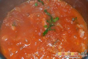 Raviolis empanados con salsa de tomate, atún y bacon, añadirlas al tomate