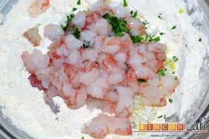 Tortillitas de gambones, añadir los gambones troceados