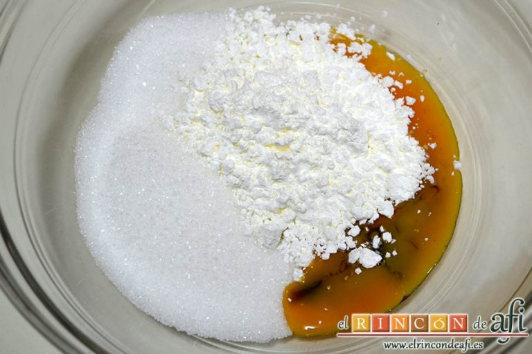 Empanada de crema pastelera o Bugatsa, poner en un bol las yemas de huevo con el azúcar, la Maizena y el extracto de vainilla para hacer la crema pastelera al microondas