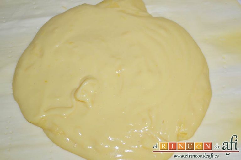 Empanada de crema pastelera o Bugatsa, verter la crema pastelera sobre el hojaldre
