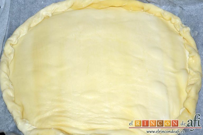Empanada de crema pastelera o Bugatsa, colocar encima la otra masa y plegar los bordes como si fuera una empanada