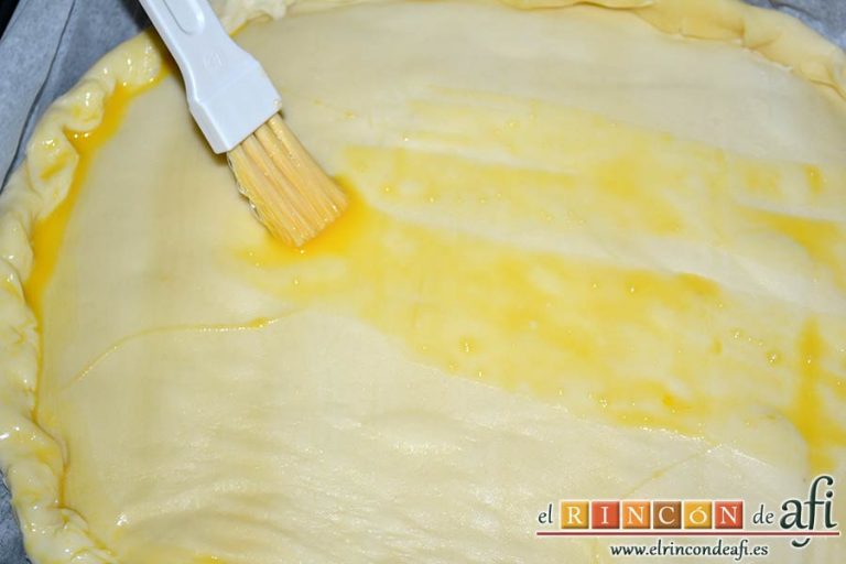 Empanada de crema pastelera o Bugatsa, pintar con huevo batido