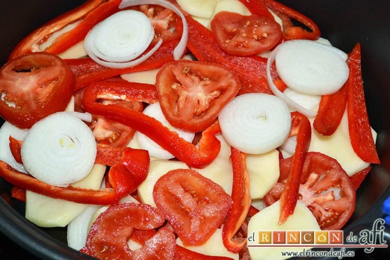 Gallegada, poner otra capa de tomates y cebollas
