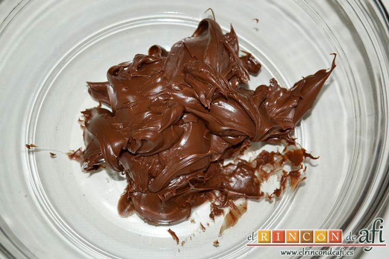 Brownie de tres ingredientes, colocar la Nutella en un bol