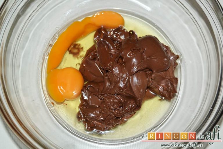 Brownie de tres ingredientes, añadir los huevos