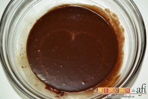 Brownie de tres ingredientes, batimos hasta integrar
