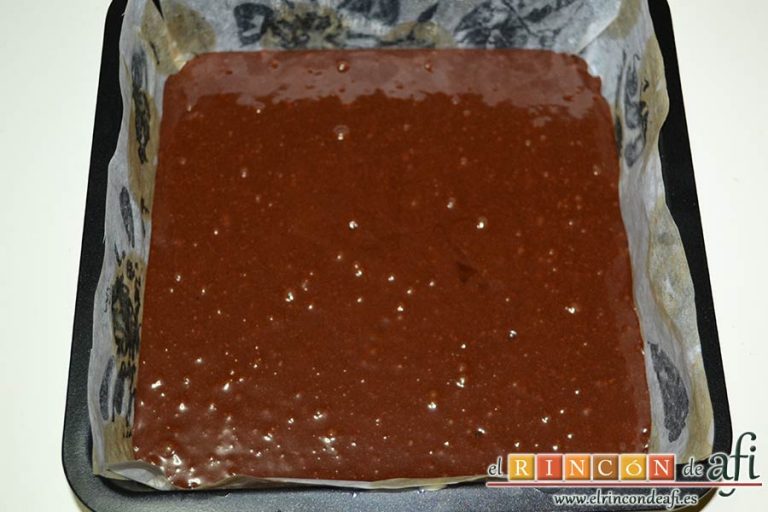 Brownie de tres ingredientes, verter la mezcla en un molde