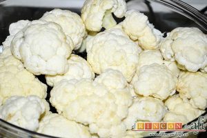 Coliflor gratinada con lacón, limpiar, trocear la coliflor y hacerla al vapor