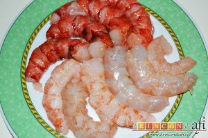 Revuelto de trigueros con langostinos y carabineros, pelar y desvenar los langostinos y carabineros