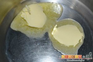 Rollitos de acelga, quesos y piñones, poner la mantequilla a derretir en un caldero