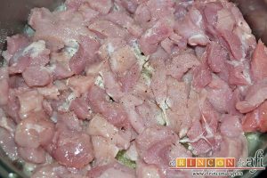 Taquitos de cerdo en salsa agridulce, salpimentar la carne y ponerla a freír en un caldero con un chorro de aceite