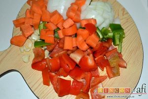 Taquitos de cerdo en salsa agridulce, trocear las verduras