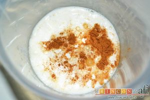 Tortitas de manzana y canela, añadir la canela y el azúcar