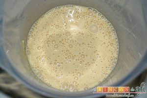 Tortitas de manzana y canela, mezclar todo usando la minipimer