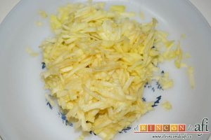 Tortitas de manzana y canela, pelar, descorazonar y rallar las manzanas