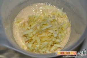 Tortitas de manzana y canela, incorporar la mezcla
