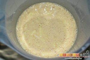 Tortitas de manzana y canela, mezclar con una espátula