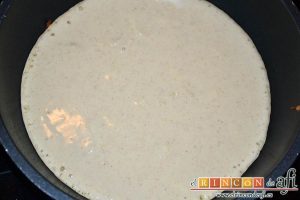Tortitas de manzana y canela, ir preparándolas en una sartén untada con mantequilla hasta que estén ligeramente doradas por ambos lados