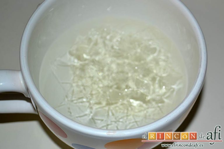 Crema de chocolate blanco con manga, poner a hidratar las dos hojas de gelatina en agua fría