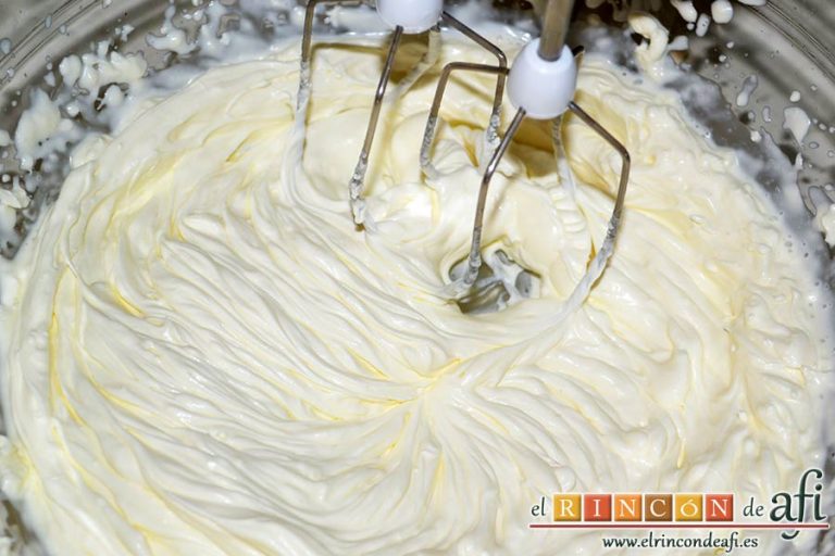Crema de chocolate blanco con manga, batir el queso mascarpone con unas varillas eléctricas