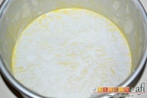 Flognarde de ciruelas rojas, untar el molde con mantequilla y cubrir con papel de hornear