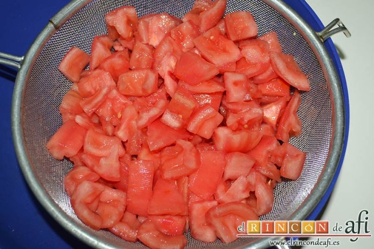 Tartar de tomate, sandía, albahaca y perlas de mozzarella, cortar los tomates en cuadraditos y ponerlos a escurrir