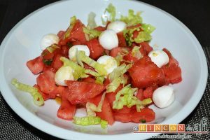 Tartar de tomate, sandía, albahaca y perlas de mozzarella, sugerencia de presentación