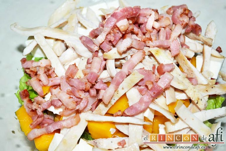 Ensalada con vegetales, pollo, bacon y queso, añadir el bacon