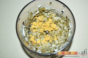 Filetes de corvina con costra de parmesano, tras triturar ligeramente añadir las yemas