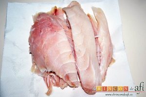 Filetes de corvina con costra de parmesano, secar bien el pescado con papel de cocina