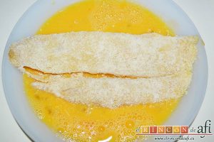 Filetes de corvina con costra de parmesano, pasar los filetes por huevo batido y por la mezcla de pan y queso parmesano rallados