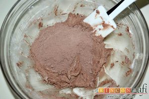 Magdalenas con frosting de chocolate, remover con la espátula y echar el resto del cacao en polvo