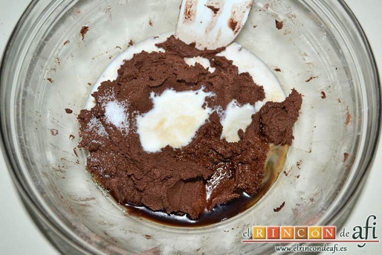 Magdalenas con frosting de chocolate, añadir la leche y la esencia de vainilla