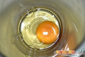Mayonesa casera, poner un huevo a temperatura ambiente en el vaso de la minipimer