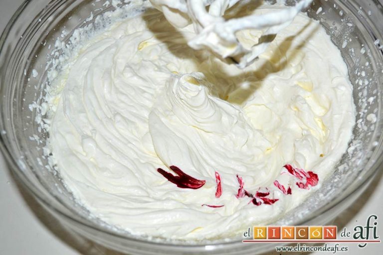 Postre casero con mostachones, mermelada de fresa y nata montada, añadirle a la nata un poco de colorante