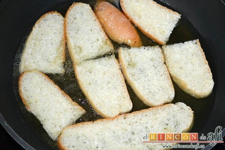 Sopa de espárragos verdes, cortar el pan en rebanadas y freírlas en aceite de oliva