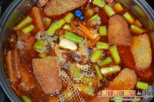 Sopa de espárragos verdes, remover, tapar el caldero y cuando empiece a hervir bajamos el fuego y dejamos cocer unos veinte o veinticinco minutos hasta que los espárragos estén tiernos
