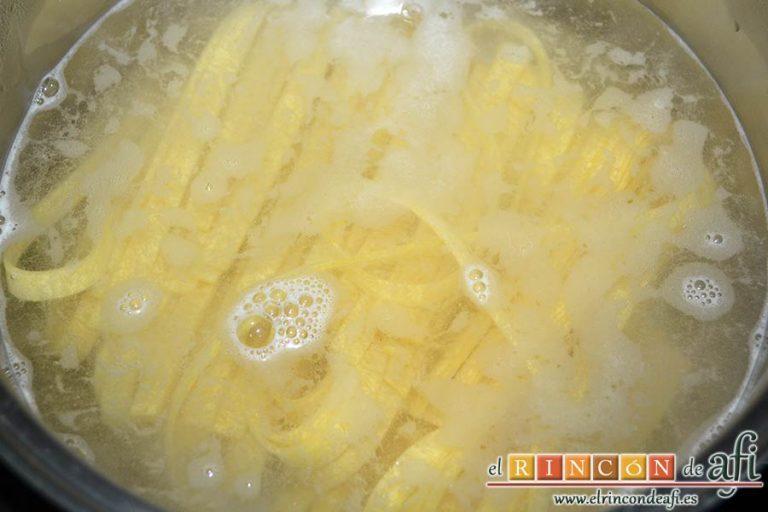Tagliatelle al huevo con salteado de cebolleta, champiñones y espinacas gratinados, poner a hacer la pasta en agua con sal