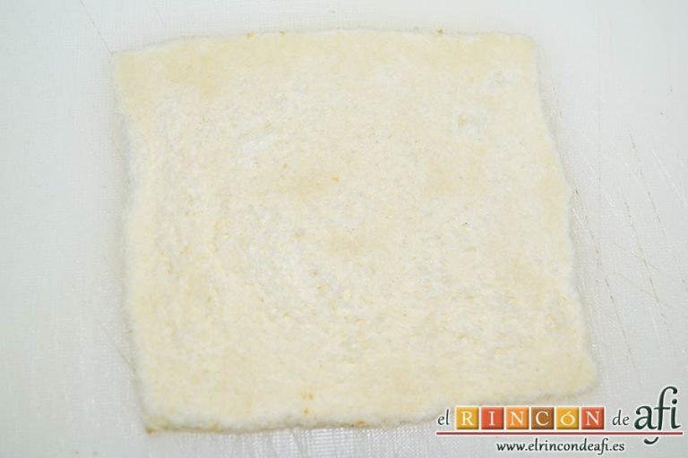 Enrolladitos de paté Mano de Hierro y pan de molde, hasta que queden con un grosor de 2 mm