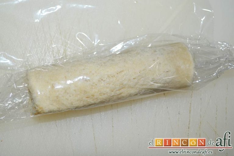 Enrolladitos de paté Mano de Hierro y pan de molde, enrollar bien el pan y cubrirlo con papel film