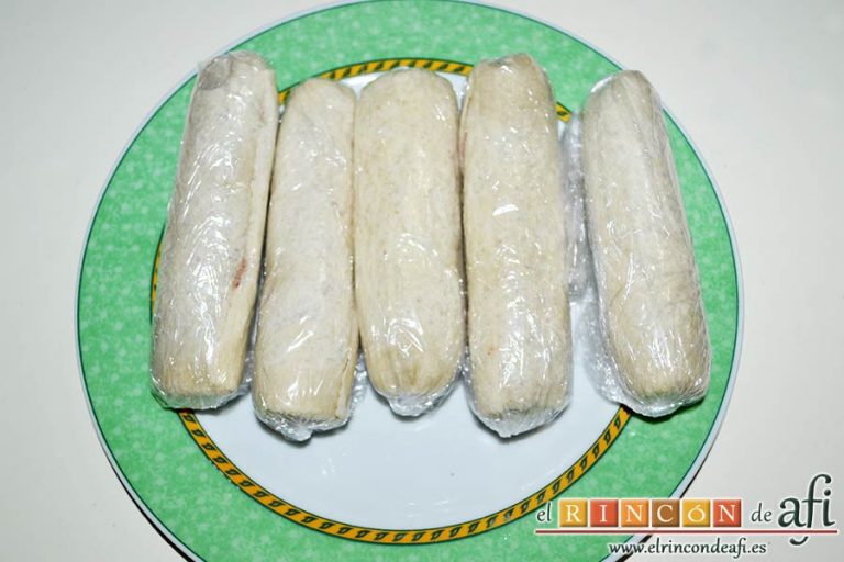 Enrolladitos de paté Mano de Hierro y pan de molde, meterlos en la nevera y en el momento de servir cortarlos en rodajas