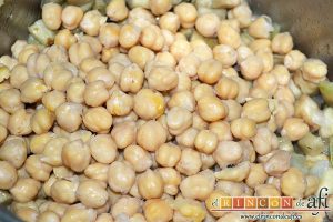 Garbanzos con berenjenas, agregar los garbanzos ya cocidos