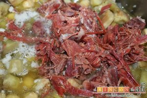 Garbanzos con berenjenas, añadir la punta de jamón troceada