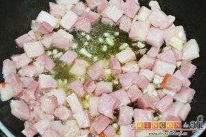 Garbanzos con berenjenas, hacer la fritura con el bacon troceado en una sartén con un poquito de aceite de oliva