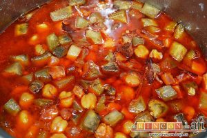 Garbanzos con berenjenas, dejar cocer unos minutos más, retirar del fuego y dejar reposar en la olla