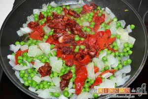 Huevos al plato, añadir el chorizo troceado en cubitos
