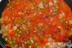 Huevos al plato, añadir la pimienta molida