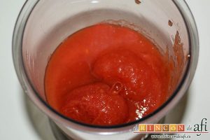 Huevos del purgatorio, poner el tomate pelado en el vaso de la minipimer