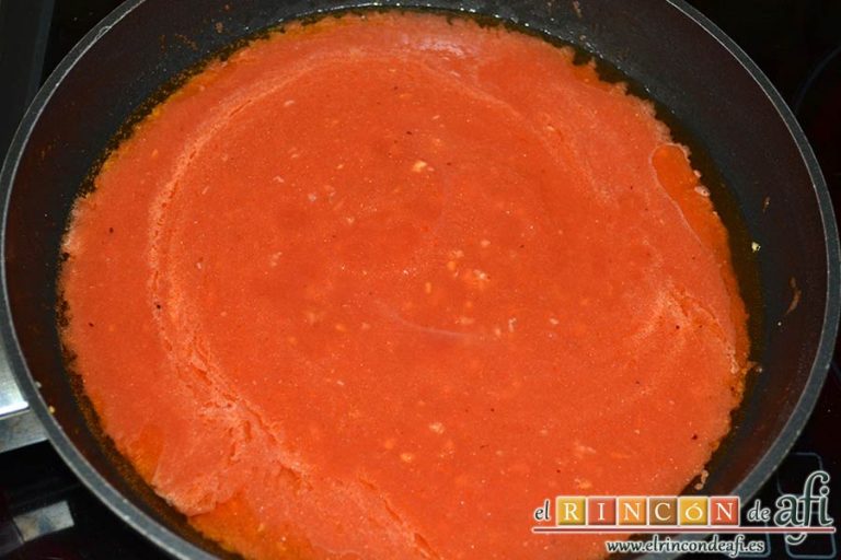 Huevos del purgatorio, echar el tomate triturado y la sal en escamas