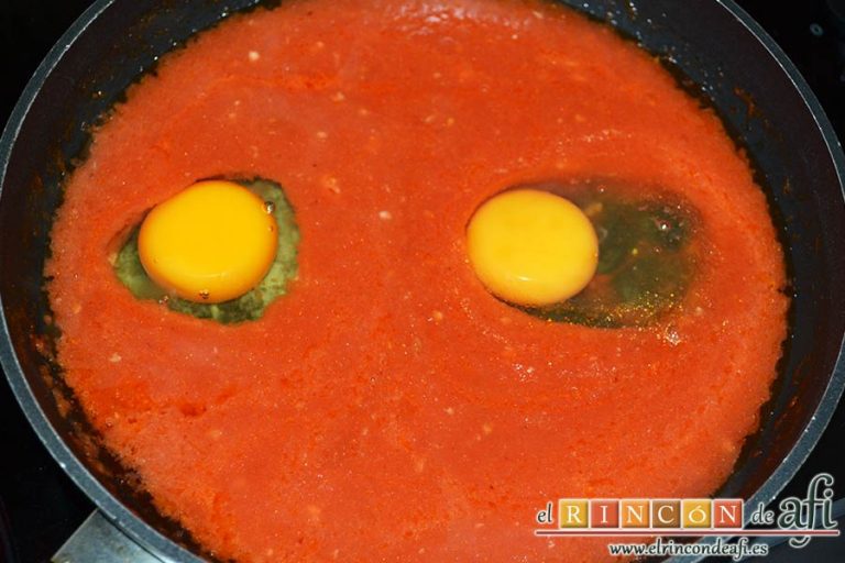 Huevos del purgatorio, cascar los huevos y echarlos en la salsa con ayuda de una taza